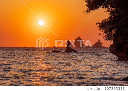 （静岡県）西伊豆・大田子海岸の夕陽　メガネッチョ 107285358