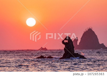 （静岡県）西伊豆・大田子海岸の夕陽　メガネッチョ 107285363