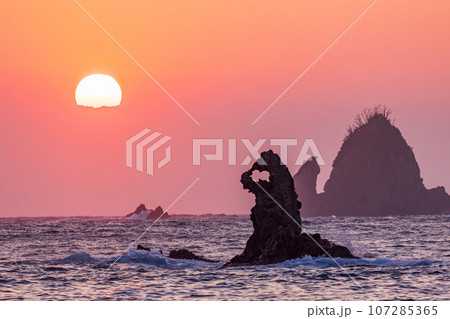 （静岡県）西伊豆・大田子海岸の夕陽　メガネッチョ 107285365