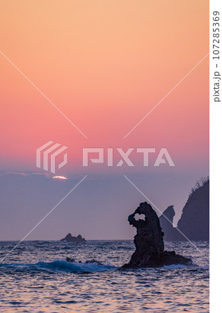 （静岡県）西伊豆・大田子海岸の夕陽　メガネッチョ 107285369