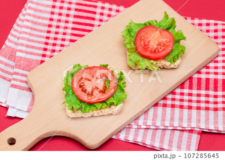 Rice Cake Sandwiches with Tomato and Lettuce 107285645