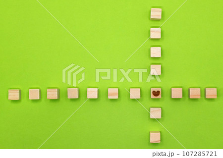 黄緑の背景にウッドキューブのハートマークを中心にクロスさせたフレーム 黄緑の背景にウッドキューブのハートマークを中心にクロスさせたフレーム 107285721