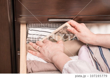 【たんすの引き出しに札束を隠す主婦】 【たんすの引き出しに札束を隠す主婦】 107285779