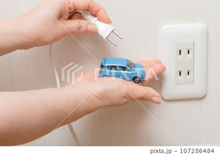 【電気自動車を充電する主婦】 【電気自動車を充電する主婦】 107286484