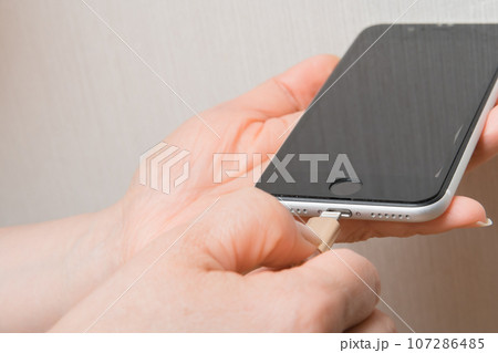 【スマホを充電する主婦】 107286485