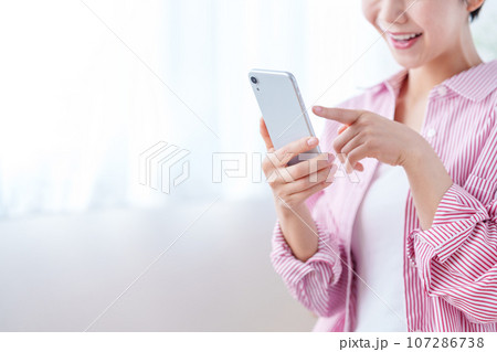 スマートフォンを操作する女性（パーツモデル） 107286738
