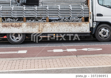 足場材を積んだトラック 107286951