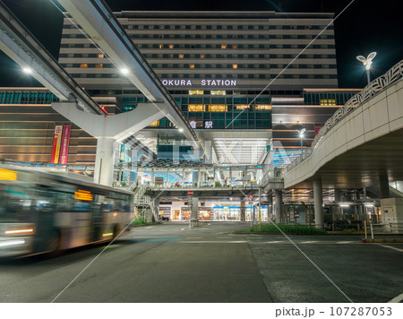 夜の小倉駅前 107287053