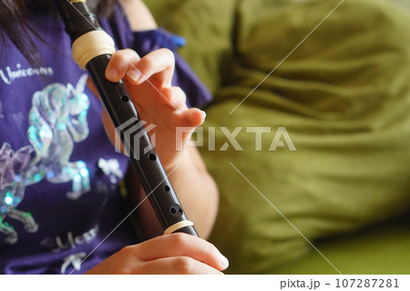リコーダーを吹いている小学4年生の女の子。 107287281
