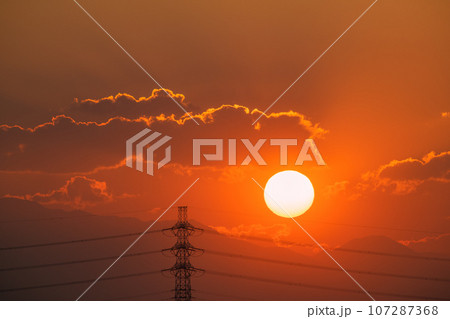 日本の横浜都市景観 日本のエネルギー、光と影…。太陽と送電線。新たな明日へ希望の時代に… 107287368