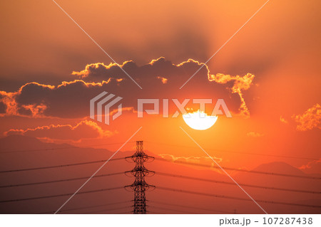 日本の横浜都市景観 日本のエネルギー、光と影…。太陽と送電線。新たな明日へ希望の時代に… 107287438