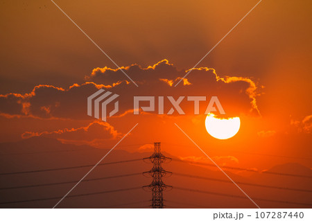 日本の横浜都市景観 日本のエネルギー、光と影…。太陽と送電線。新たな明日へ希望の時代に… 日本の横浜都市景観 日本のエネルギー、光と影…。太陽と送電線。新たな明日へ希望の時代に… 107287440