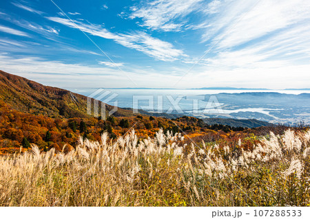 【新潟県･佐渡･紅葉】紅葉を見ながら新潟県を一望しよう 10月 107288533