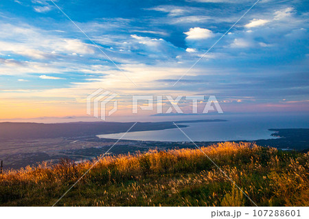 【新潟県・佐渡・紅葉】紅葉を見ながら本土を一望しよう 10月 【新潟県・佐渡・紅葉】紅葉を見ながら本土を一望しよう 10月 107288601