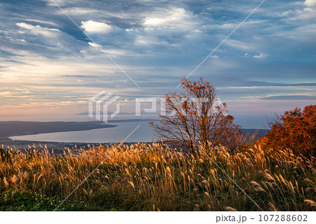 【新潟県・佐渡・紅葉】紅葉を見ながら本土を一望しよう 10月 【新潟県・佐渡・紅葉】紅葉を見ながら本土を一望しよう 10月 107288602