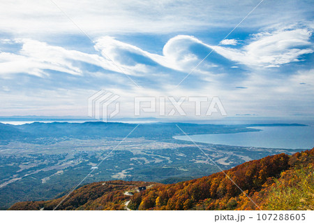 【新潟県・佐渡・紅葉】紅葉を見ながら本土を一望しよう 10月 【新潟県・佐渡・紅葉】紅葉を見ながら本土を一望しよう 10月 107288605