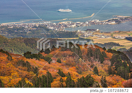 【新潟県・佐渡・紅葉】紅葉を見ながら佐渡島を一望しよう 10月 【新潟県・佐渡・紅葉】紅葉を見ながら佐渡島を一望しよう 10月 107288672