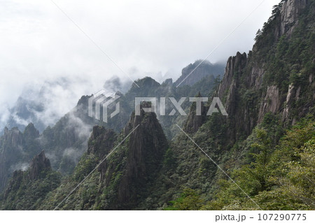 中国 世界遺産 黄山の山あいの風景 雲と山のコントラスト 中国 世界遺産 黄山の山あいの風景 雲と山のコントラスト 107290775