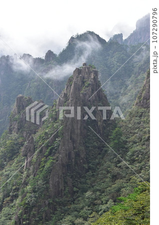 中国 世界遺産 黄山の山あいの風景 雲と山のコントラスト 中国 世界遺産 黄山の山あいの風景 雲と山のコントラスト 107290796