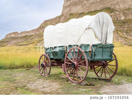 replica of pioneer covered wagon on prairie in Scotts Bluff National Monument, Nebraska replica of pioneer covered wagon on prairie in Scotts Bluff National Monument, Nebraska 107291056