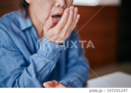 口臭を気にするシニア女性 口臭を気にするシニア女性 107291247