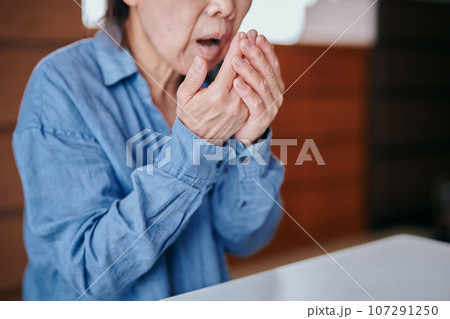 口臭を気にするシニア女性 107291250