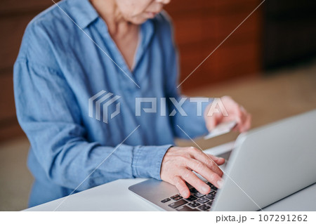 振り込め詐欺の被害に遭うシニア女性 107291262