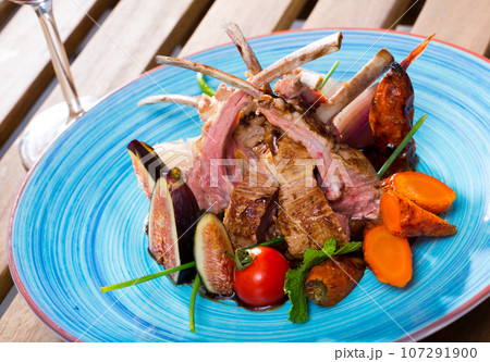BBQ mutton ribs served with fresh figs 107291900