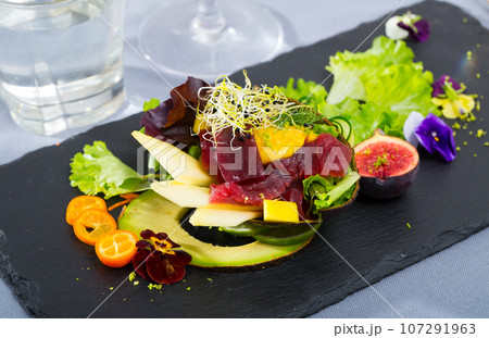 Salad with tuna, mango and avocado 107291963