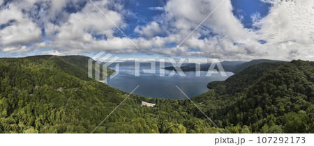発荷峠展望台からの雄大な十和田湖の眺め（パノラマ写真）　秋田県小坂町（ドローンによる空撮） 107292173