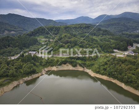 月山湖と月山の眺め　山形県西川町（ドローンによる空撮） 107292355