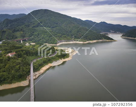 月山大橋と月山湖 山形県西川町(ドローンによる空撮) 月山大橋と月山湖 山形県西川町(ドローンによる空撮) 107292356