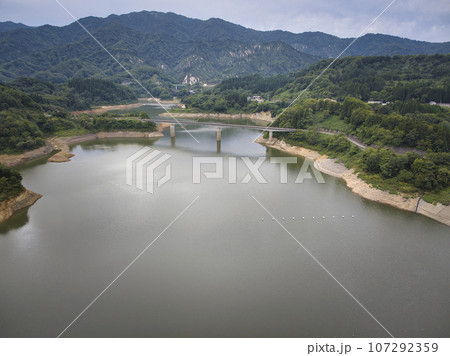 月山大橋と月山湖　山形県西川町（ドローンによる空撮） 107292359