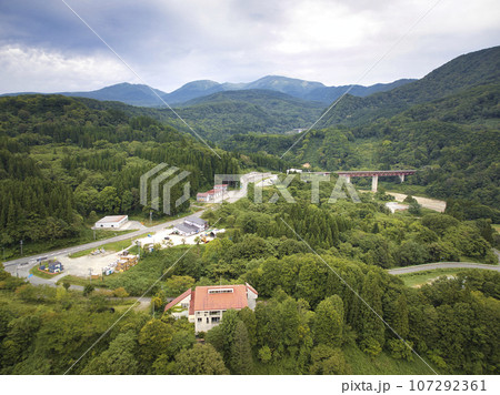 月山インターからの月山の眺め 山形県西川町(ドローンによる空撮) 月山インターからの月山の眺め 山形県西川町(ドローンによる空撮) 107292361