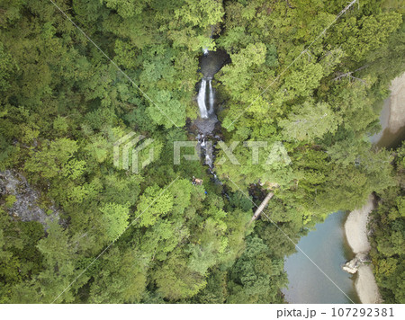 回顧(みかえり)の滝 抱返り渓谷 秋田県仙北市(ドローンによる空撮) 回顧(みかえり)の滝 抱返り渓谷 秋田県仙北市(ドローンによる空撮) 107292381