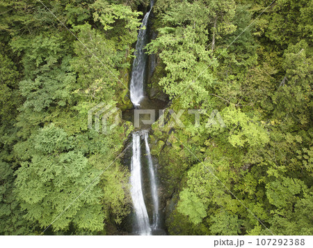 回顧（みかえり）の滝　抱返り渓谷　秋田県仙北市（ドローンによる空撮） 107292388