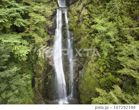 回顧(みかえり)の滝 抱返り渓谷 秋田県仙北市(ドローンによる空撮) 回顧(みかえり)の滝 抱返り渓谷 秋田県仙北市(ドローンによる空撮) 107292390
