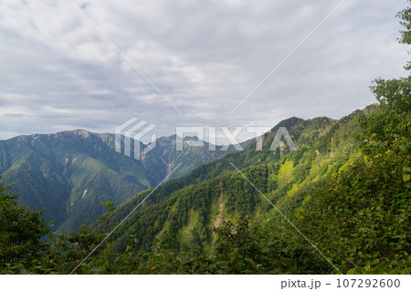 爺ヶ岳の登山道からの景色 107292600