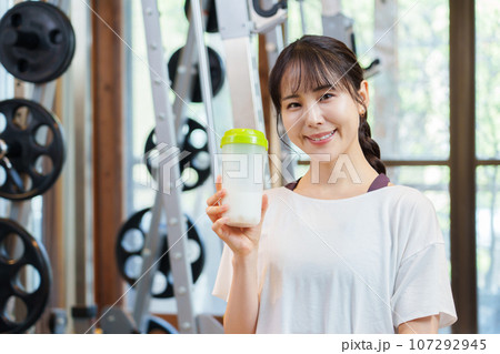 プロテインを持ってリラックスする女性のポートレート 107292945