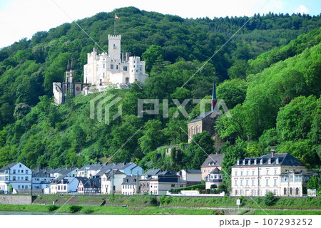 ライン下りの観光船から：緑の山中に、シュトルツェンフェルス城 107293252