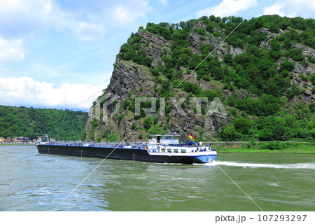 ライン下りの観光船から：ローレライの岩と貨物船 107293297