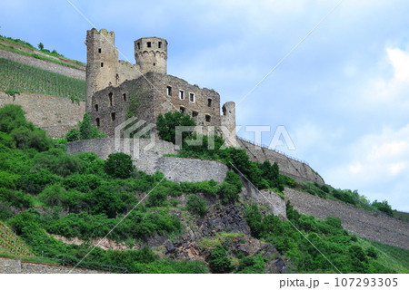 ライン下りの観光船から：丘の中腹に残る、エーレンフェルス城址 107293305