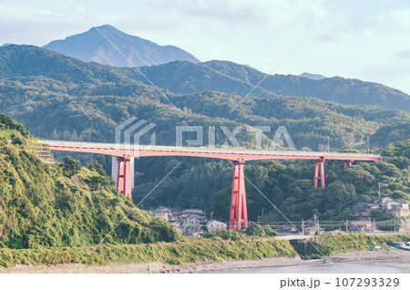 新潟　米山大橋と米山 107293329