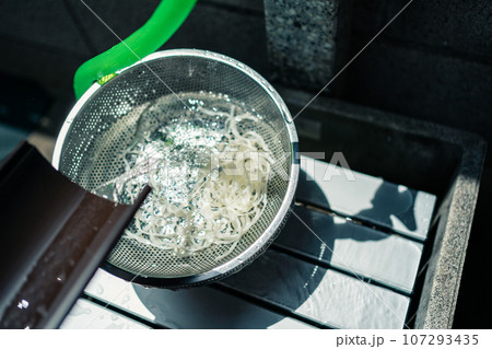 ザルに落ちる流しそうめん ザルに落ちる流しそうめん 107293435