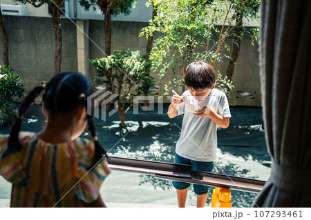 お庭で雨樋流しそうめんを楽しむ子供 お庭で雨樋流しそうめんを楽しむ子供 107293461