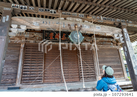 山形県山形市　山寺と通称される立石寺の常行念仏堂で数珠を繰る女性 107293641