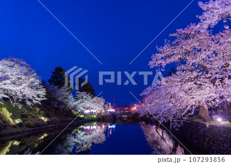 山形県米沢市 春のライトアップされた米沢城址のお堀と満開の桜 山形県米沢市 春のライトアップされた米沢城址のお堀と満開の桜 107293856