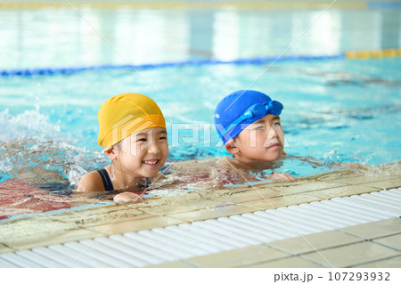 プールサイドでばた足する子供 プールサイドでばた足する子供 107293932