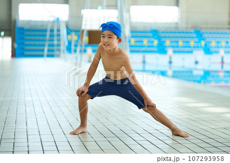 準備体操する男の子 準備体操する男の子 107293958