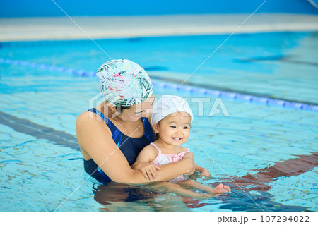 ベビースイミング 母と子 ベビースイミング 母と子 107294022